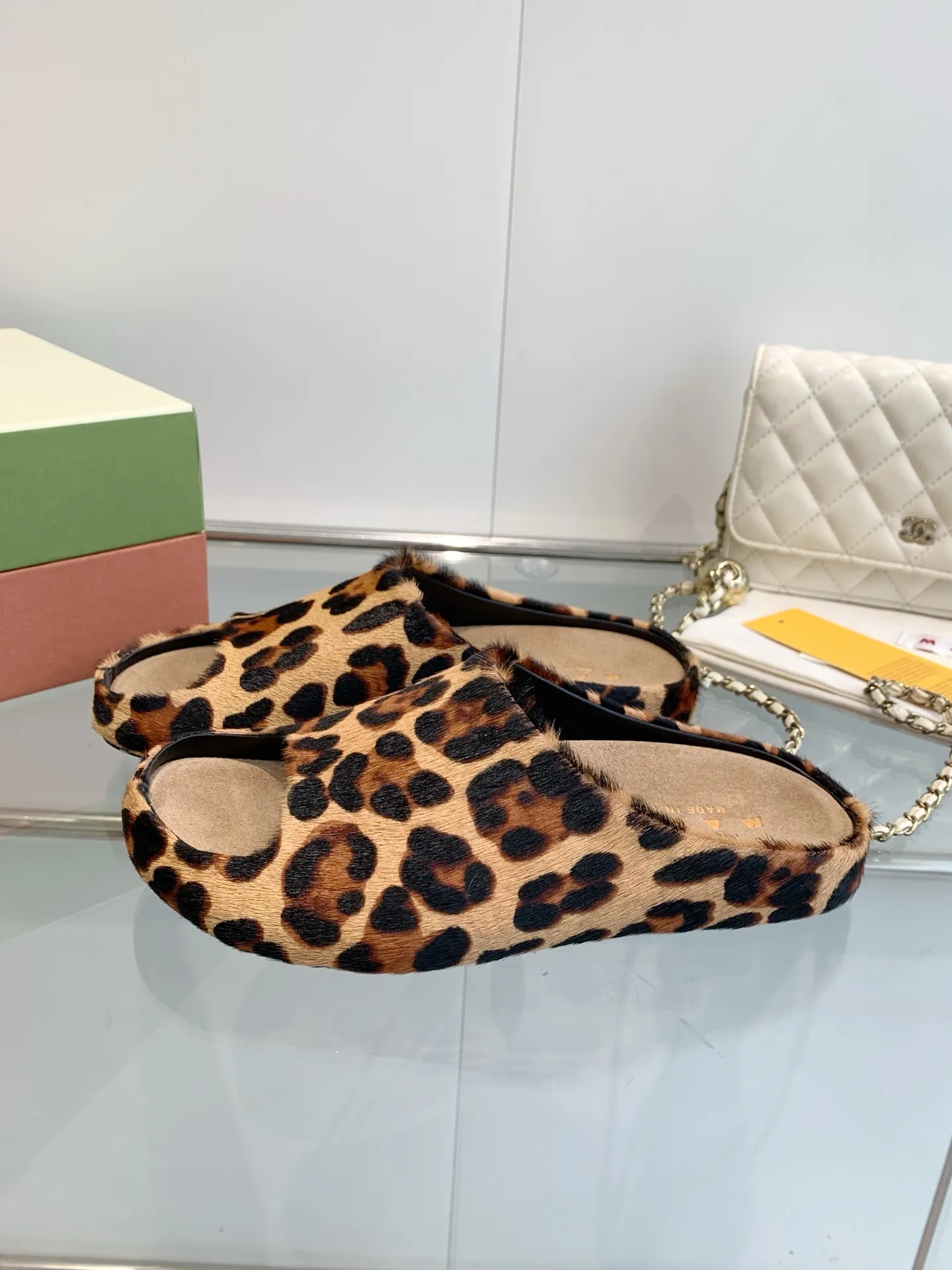 👟👟Ex-factory price 480👟👟 Men's size +10 Marni's new 🍌Banana slippers with mark thread hand-sewn LOGO, high-end style and cute footbed, MARNI's banana slippers are simply a fashion favorite to wear outside the home. You no longer have to worry about odor and foot sweat. Fabric: high mercerized cowhide suede. Lining: imported sheepskin lining. Foot pads: high mercerized cowhide suede. Outsole: Original molded rubber anti-slip outsole Female: 36-40 Male 40-46